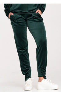 pantalon jogger femme velours vert foncé fuselé ajusté taille élastiquée chevilles resserrées poches latérales satinée doux confortable chic décontracté polyvalent