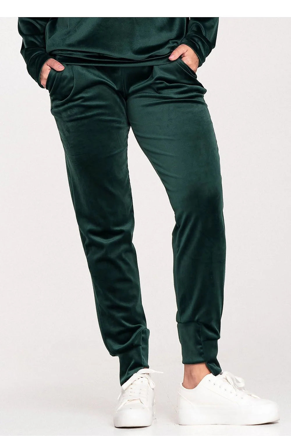 pantalon jogger femme velours vert foncé fuselé ajusté taille élastiquée chevilles resserrées poches latérales satinée doux confortable chic décontracté polyvalent