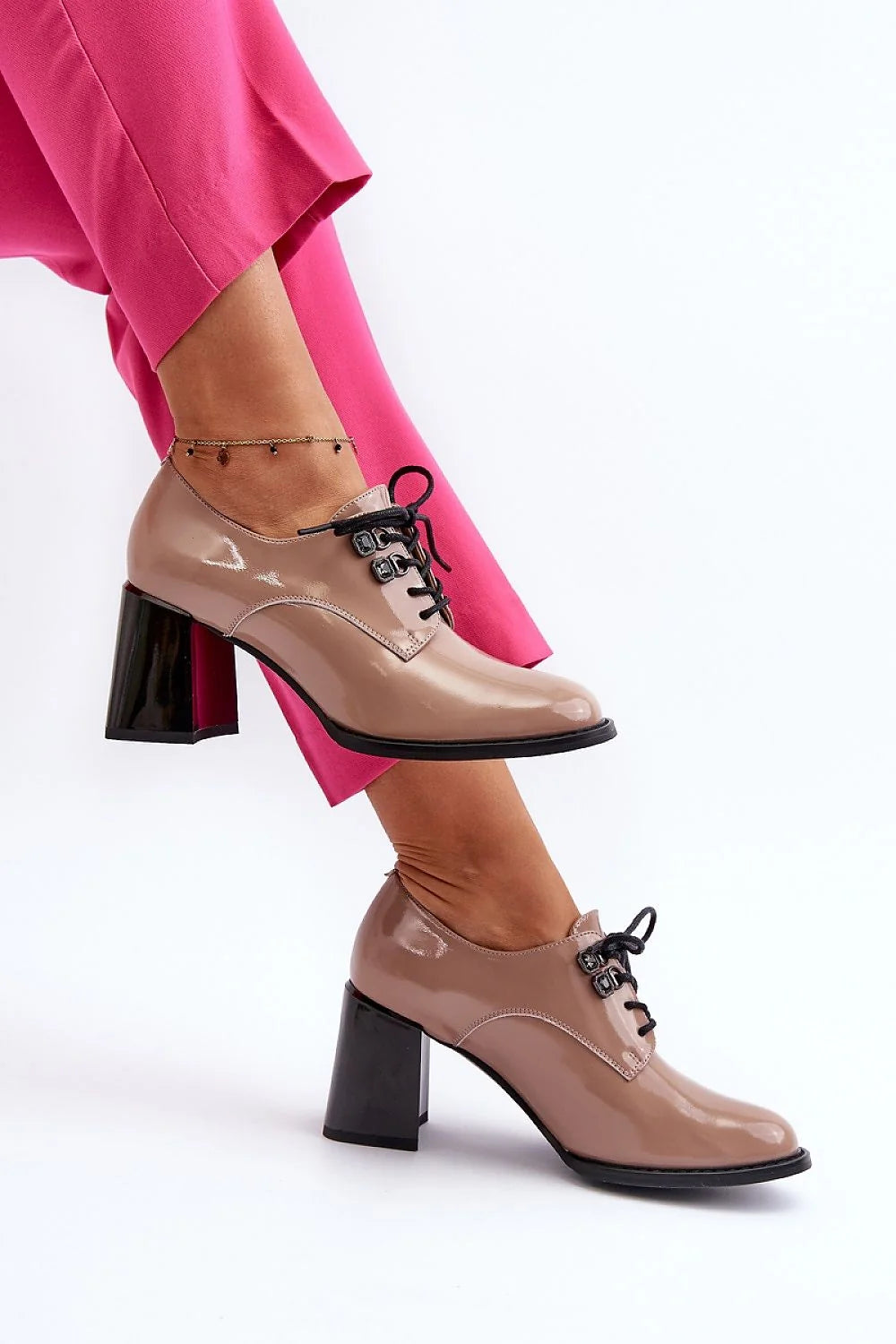 Chaussures femmes modernes style derby cuir verni beige talon épais laces noires comfort occasions多种