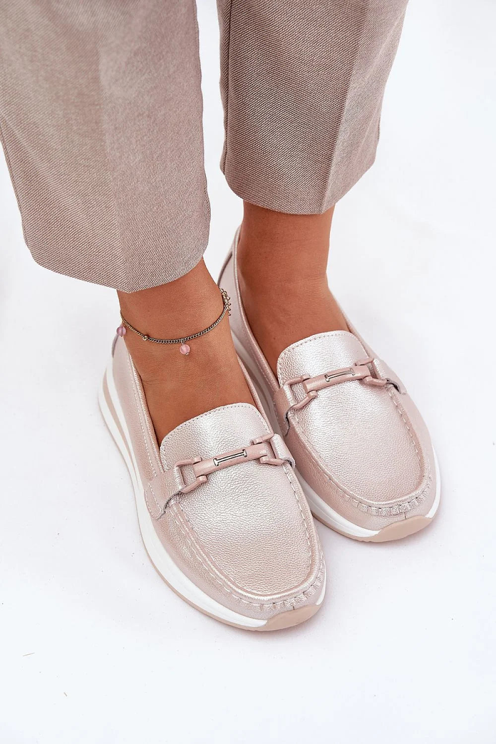 Mocassins féminins élégants en cuir naturel rose pâle avec finition métallisée, design contemporain et confort maximal