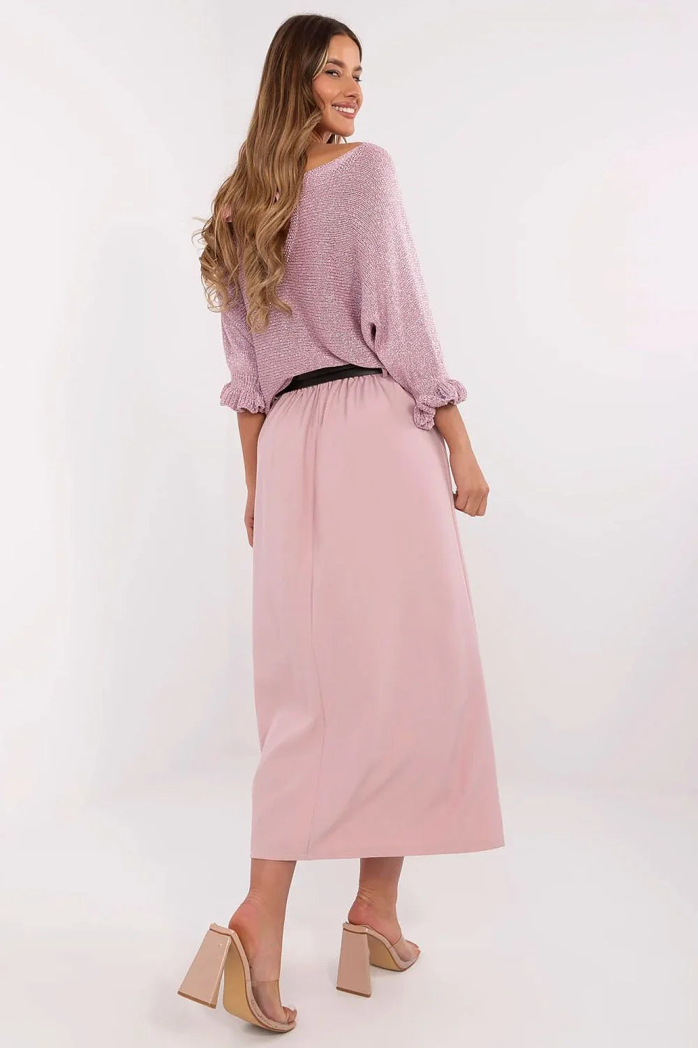 ensemble féminin pull oversize maille rose encolure bateau manches bouffantes jupe évasée taillehaute ceinture noire doubleboucle dorée chic confortable sophistiqué