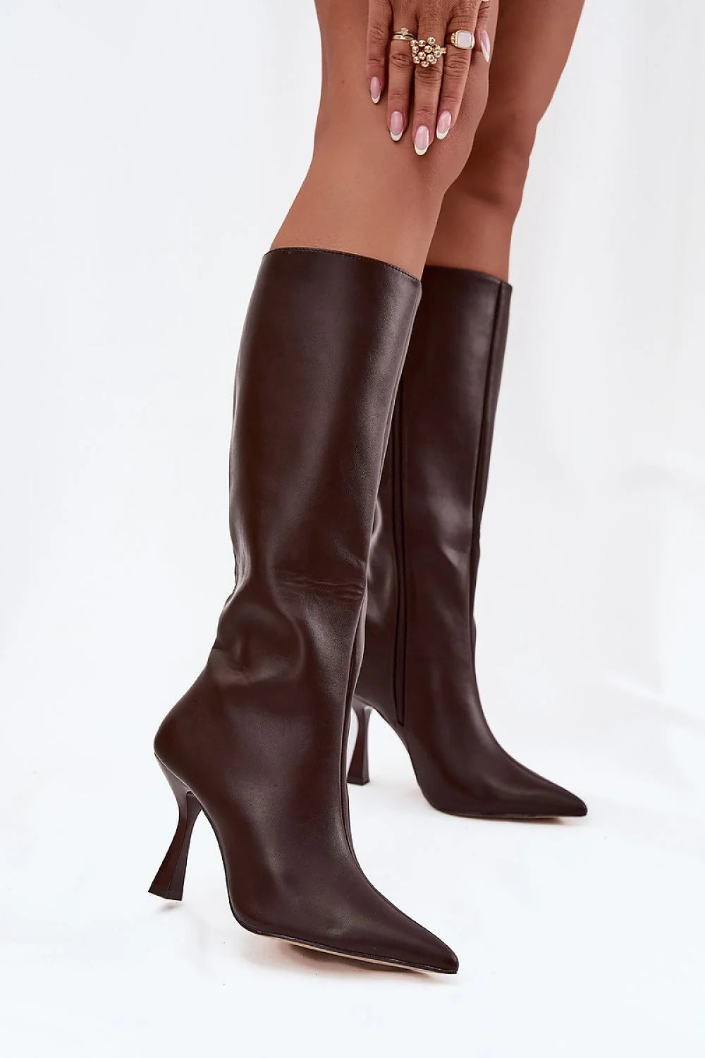 bottes hautes cuir synthétique marron foncé bout pointu talon aiguille élancée tige genou fermeture zippée coupe ajustée semelle élégante