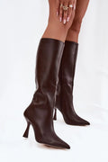 bottes hautes cuir synthétique marron foncé bout pointu talon aiguille élancée tige genou fermeture zippée coupe ajustée semelle élégante