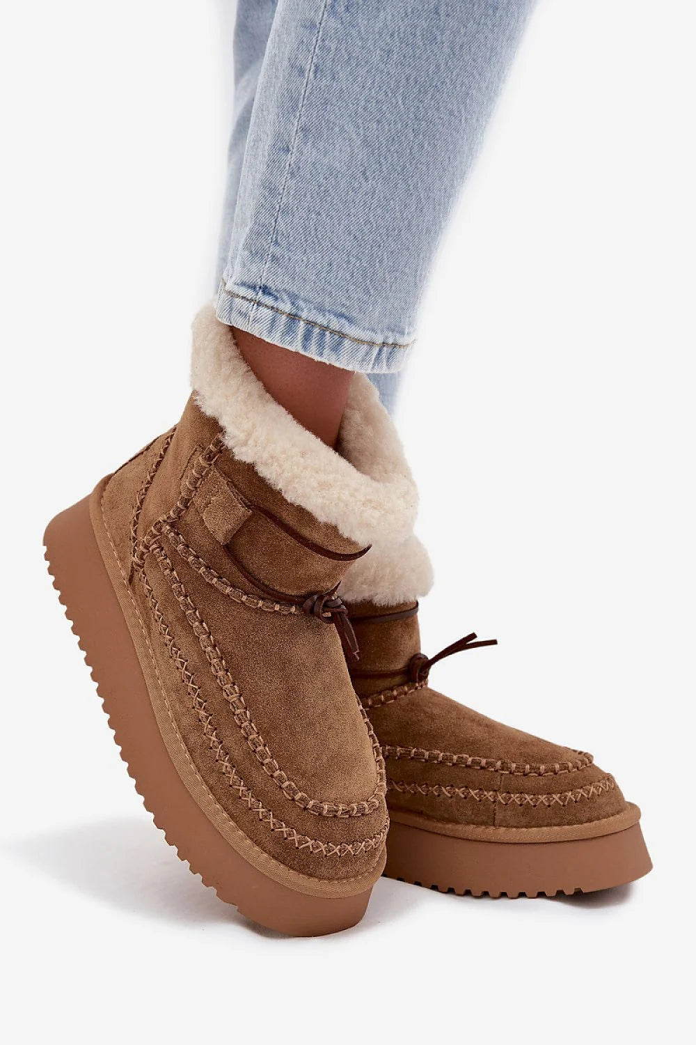 bottes neige femme BigStar suède camel cuir doublure fourrure plateforme stable semelle crantée gomme sherpa crème surpiqûres coutures décoratives enfilage