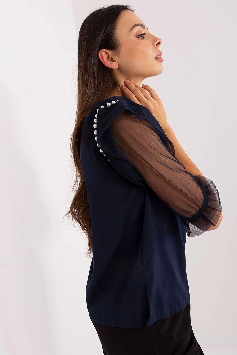 blouse femme chic bleu marine col rond coupe droite longueur classique manches troisquarts ballon tulle volants perles épaules satinée fluide