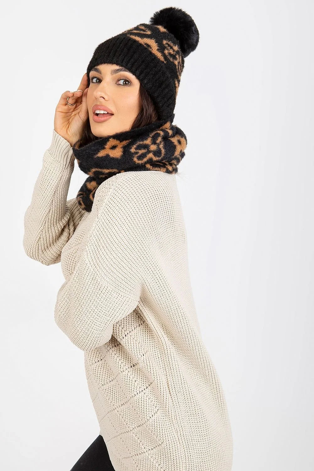 ensemble hivernal femme bonnet pompon snood infini pull tricot motif léopard noir camel côtelé moelleux chaud cosy tendance