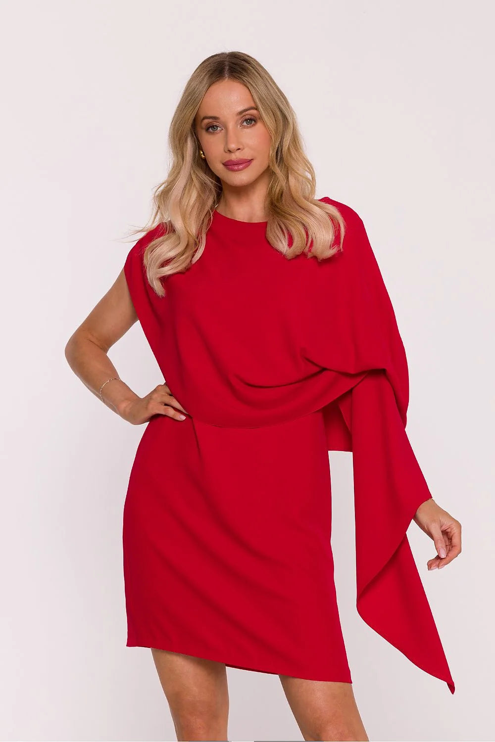 robe soirée cocktail courte rouge vif cape asymétrique épaule drapé col rond crêpe fluide jupe ajustée tombante subtile brillance polonaise