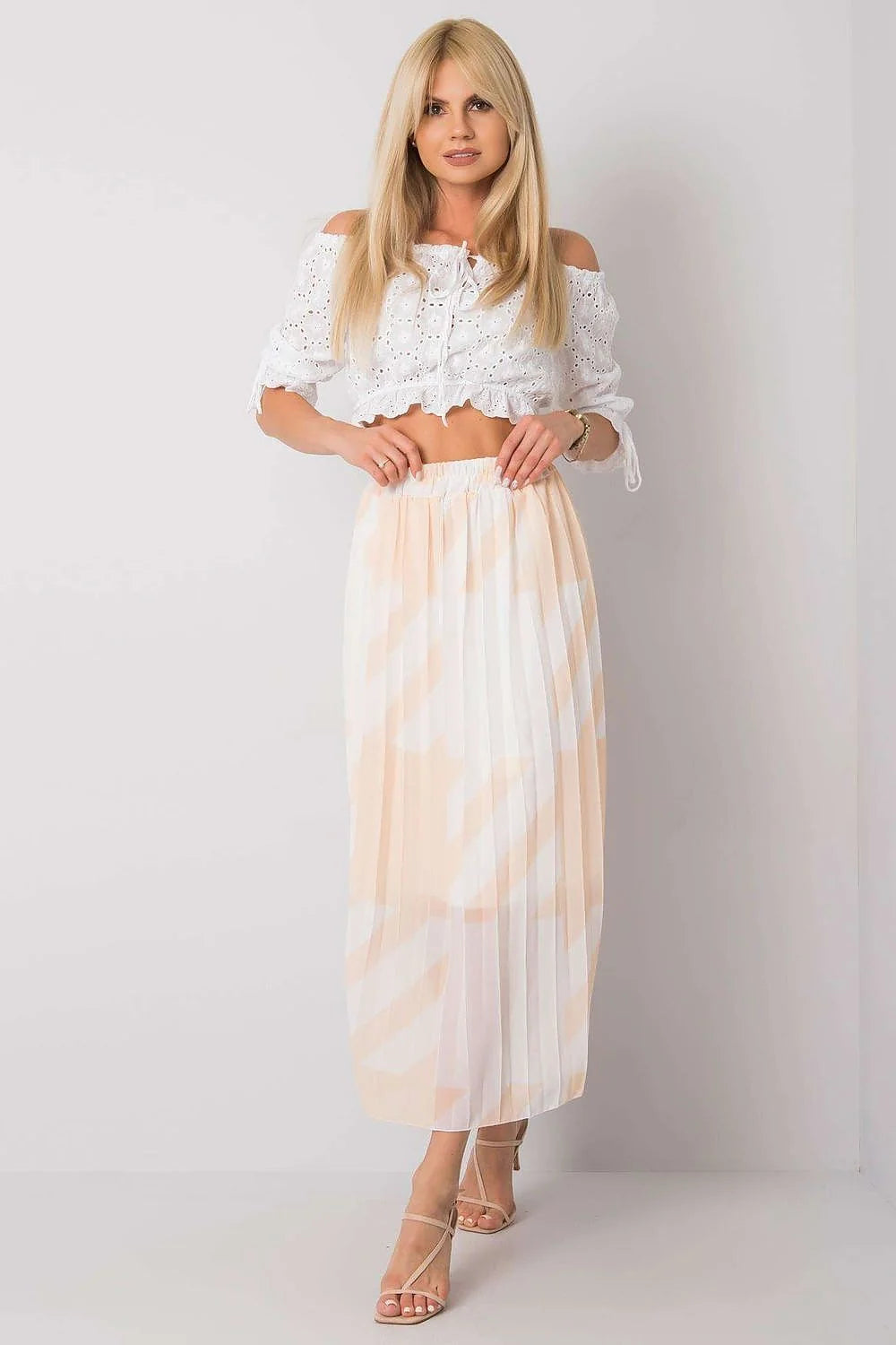 Tenue estivale féminine crop top jupe longue bohème plissée coton blanc motifs brodés