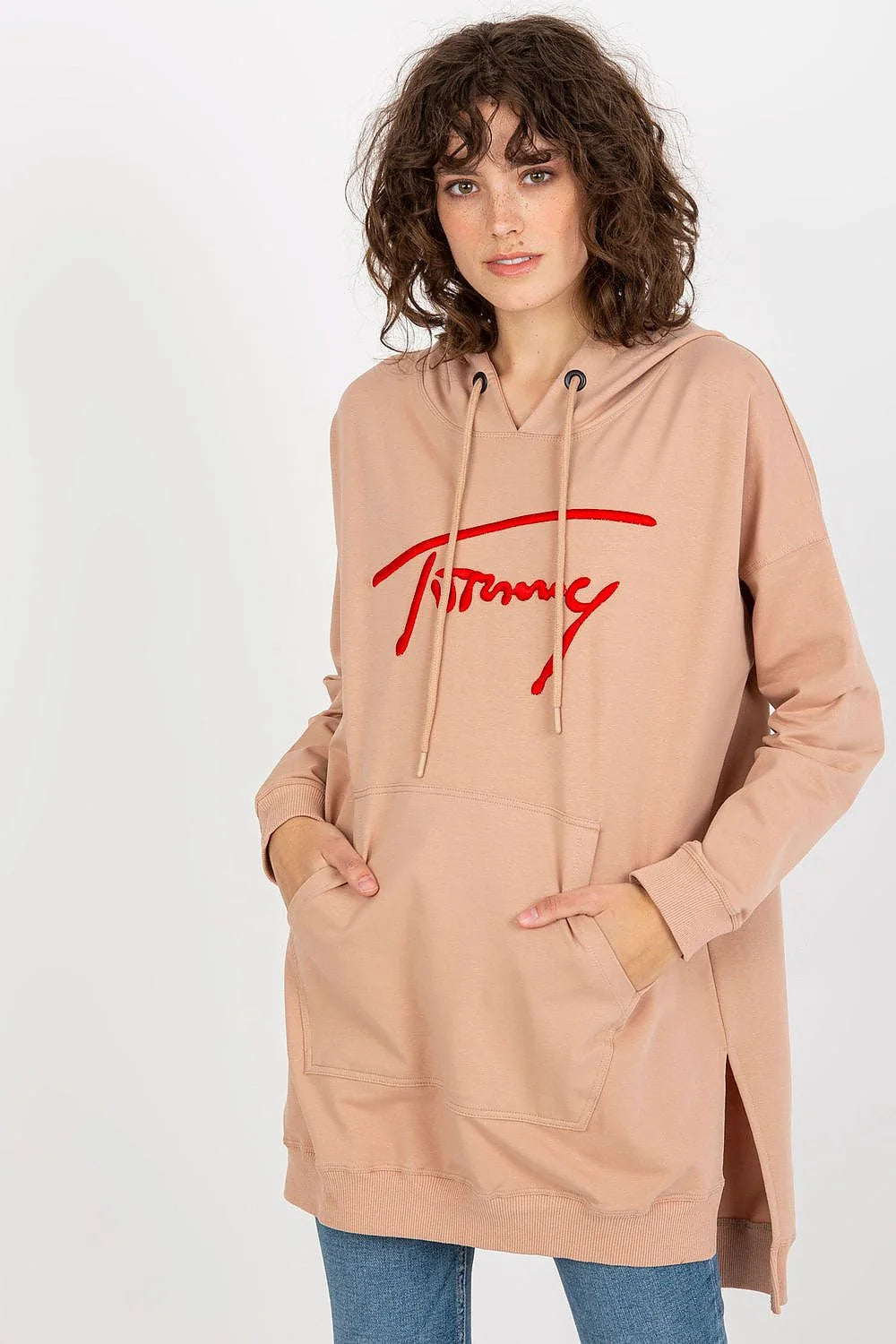 Sweatshirt à capuche oversize pour femmes, design moderne, beige, logo rouge, kangourou, côtés fendus, coton polyester élasthanne