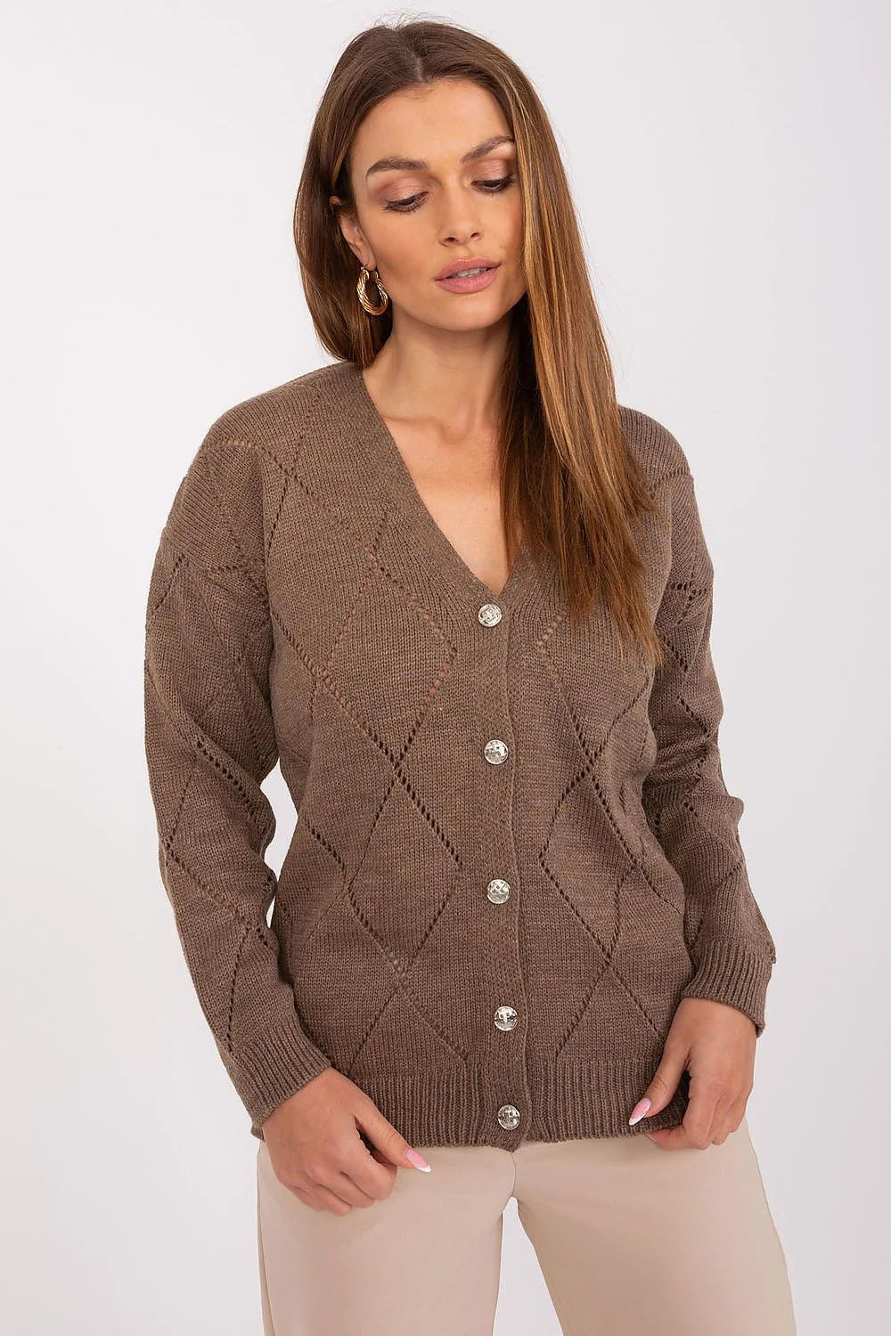 cardigan femme taupe maille tricotée douce ajourée losanges pointelle manches longues col V boutons argentés coupe ajustée côtelée ourlet poignets