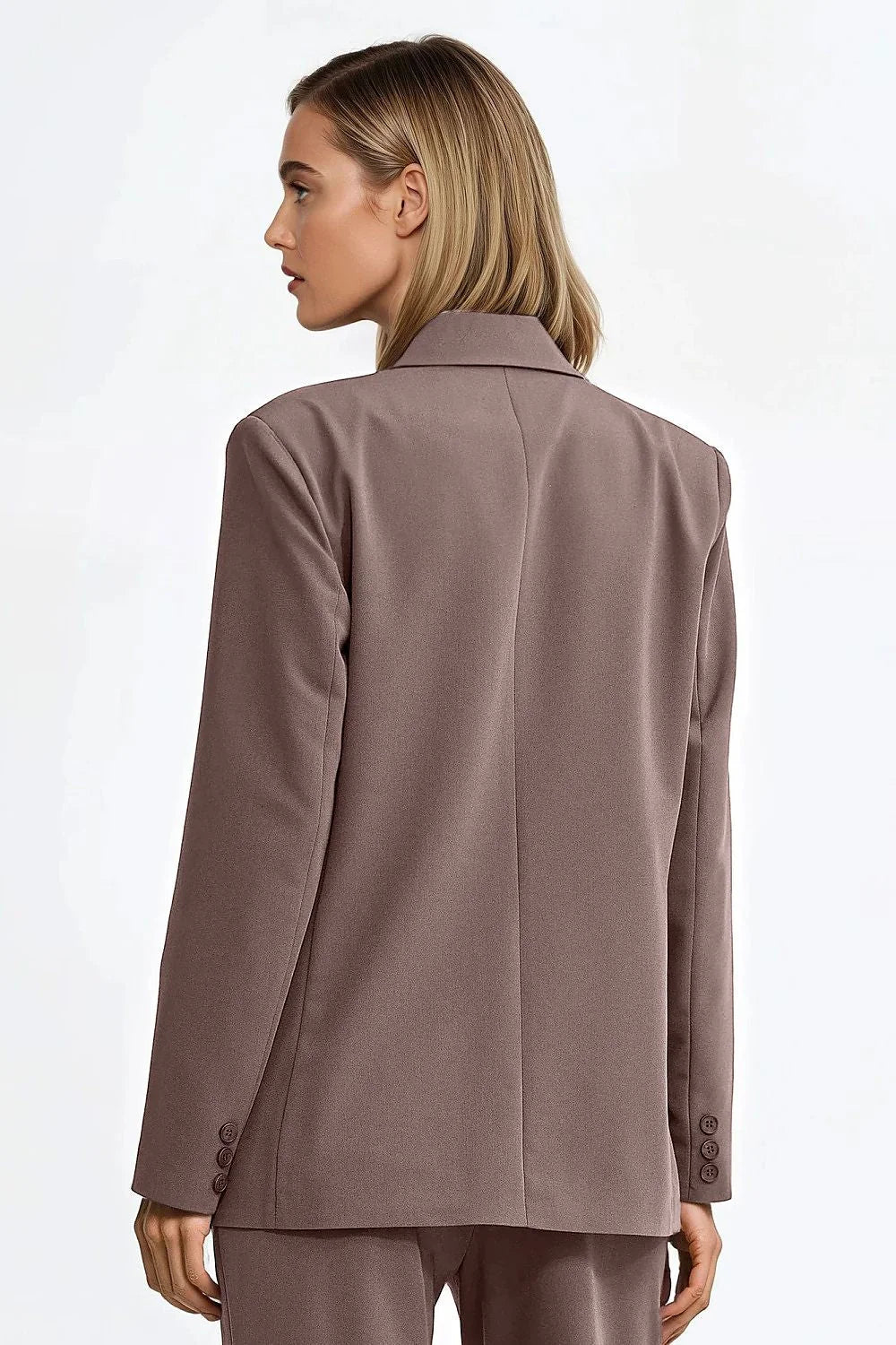 blazer femme oversize double boutonnage col revers épaules structurées manches longues longueur hanches doublure intégrale tissu fluide taupe minimaliste élégant