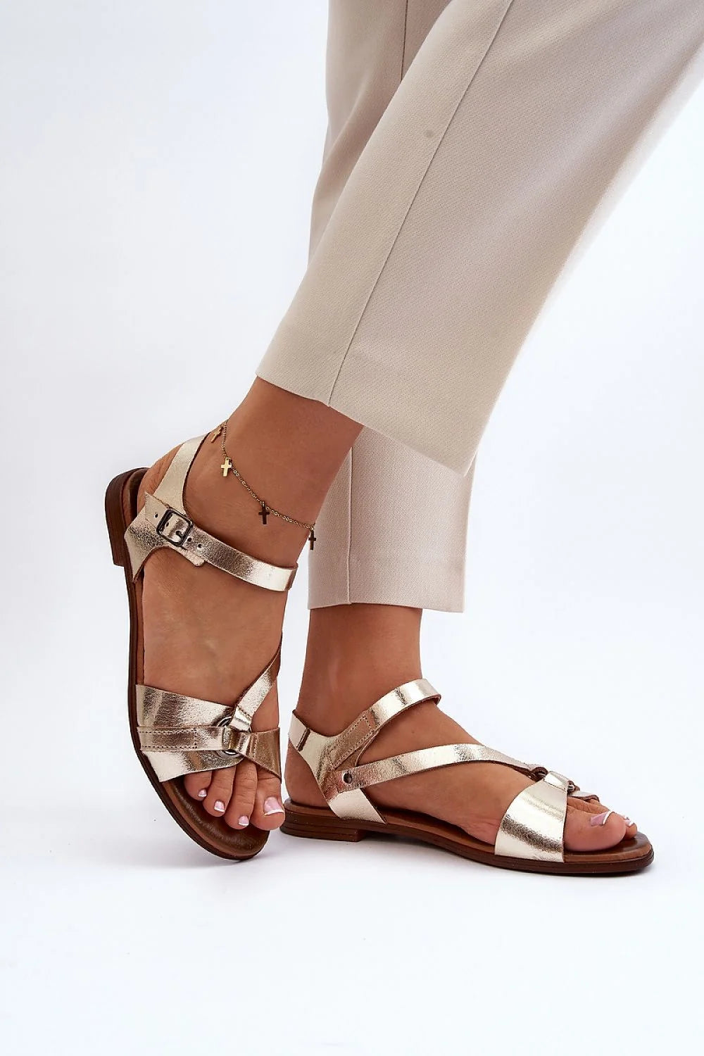 Sandales pour femmes élégantes en cuir métallisé doré, style moderne, bride réglable, semelle cuir, confort summer