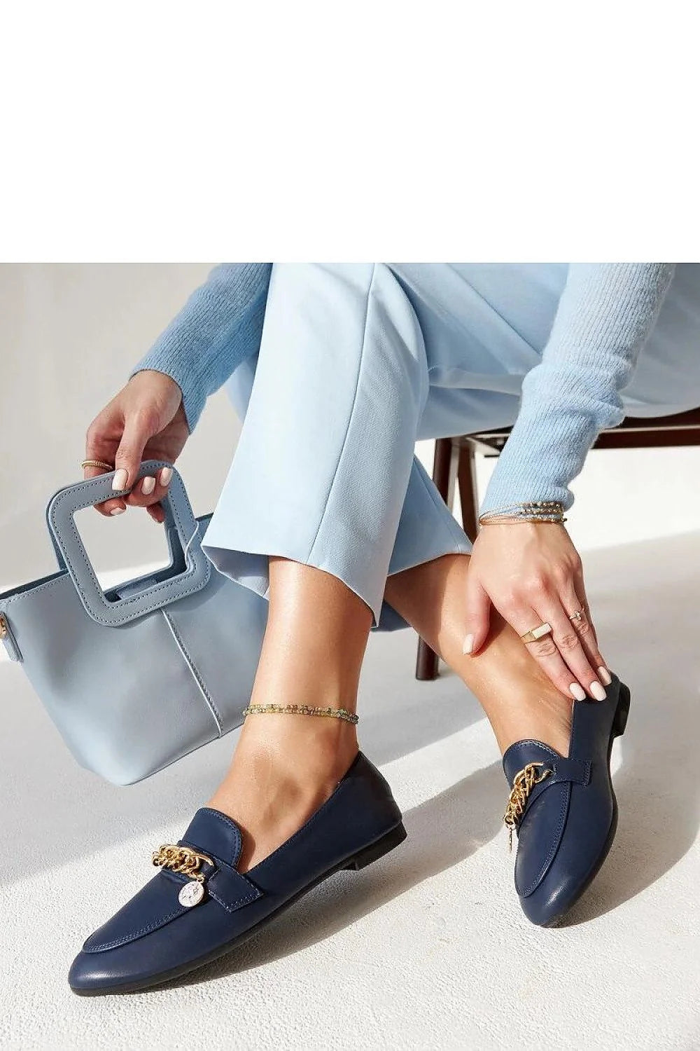 Mocassins élégants pour femmes cuir synthétique bleu marine détails chaîne style moderne occasion spéciale