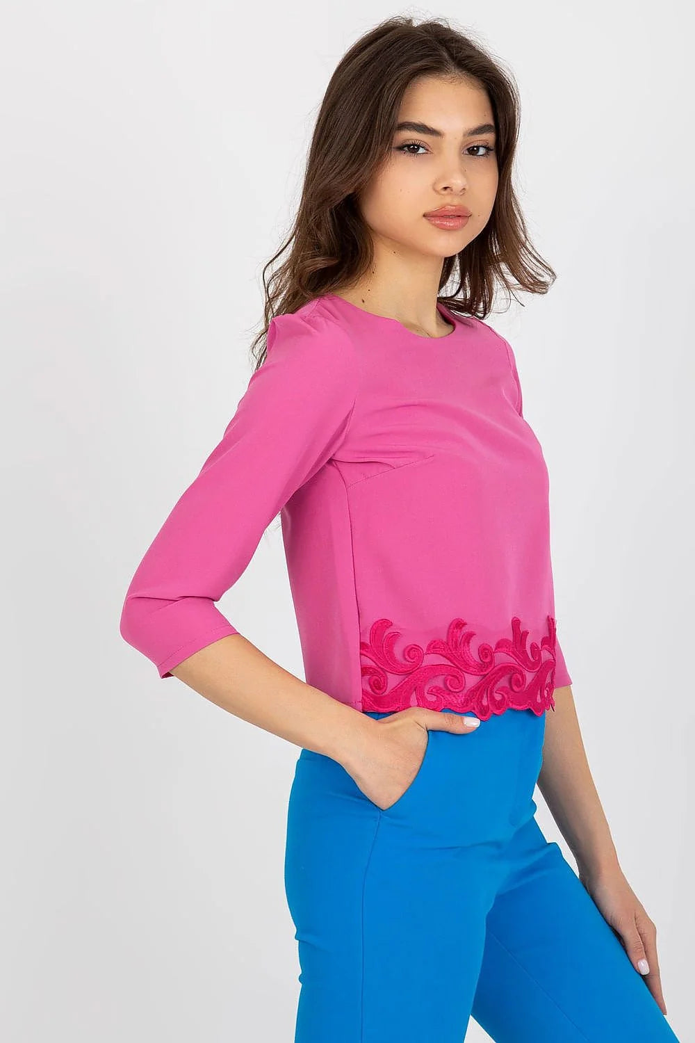 chemisier femme fuchsia vif manches troisquarts encolure ronde coupe courte droite ourlet festonné broderie tonale arabesques crêpe léger