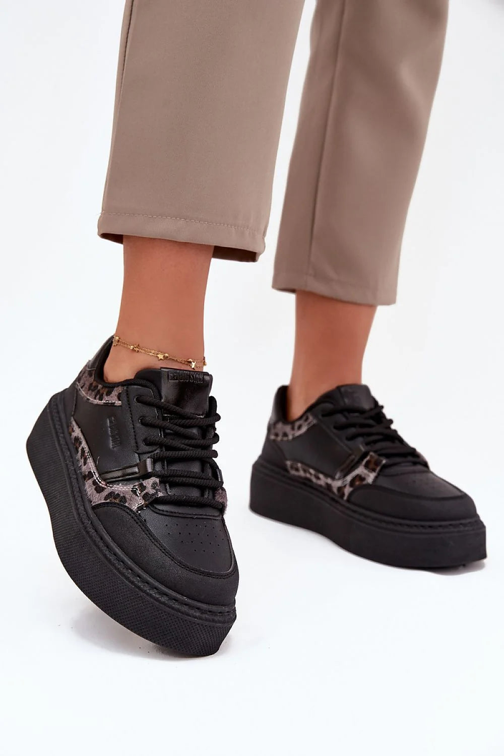 baskets femme plateforme noires cuir synthétique imprimé léopard perforé lacets col rembourré maintien confort semelle épaisse silhouette affinée