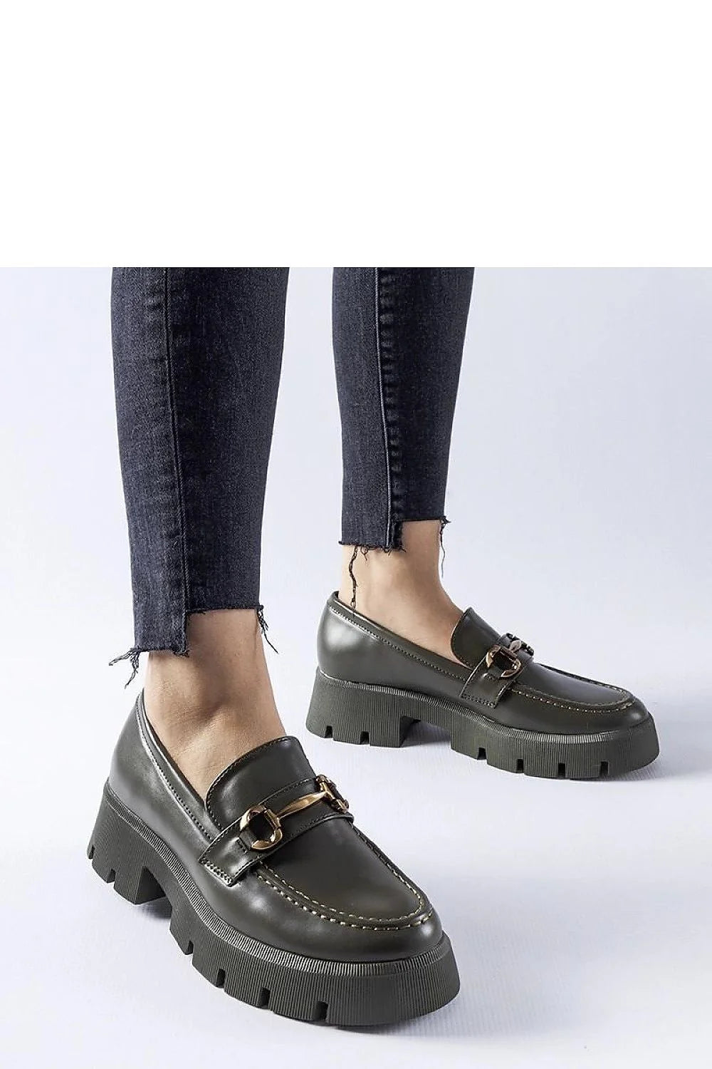 Moccasins pour femmes design moderne style tendance en cuir couleur vert olive foncé avec boucle métallique dorée semelle en caoutchouc épaisses plateforme motif cranté occasion quotidienne et décontractée