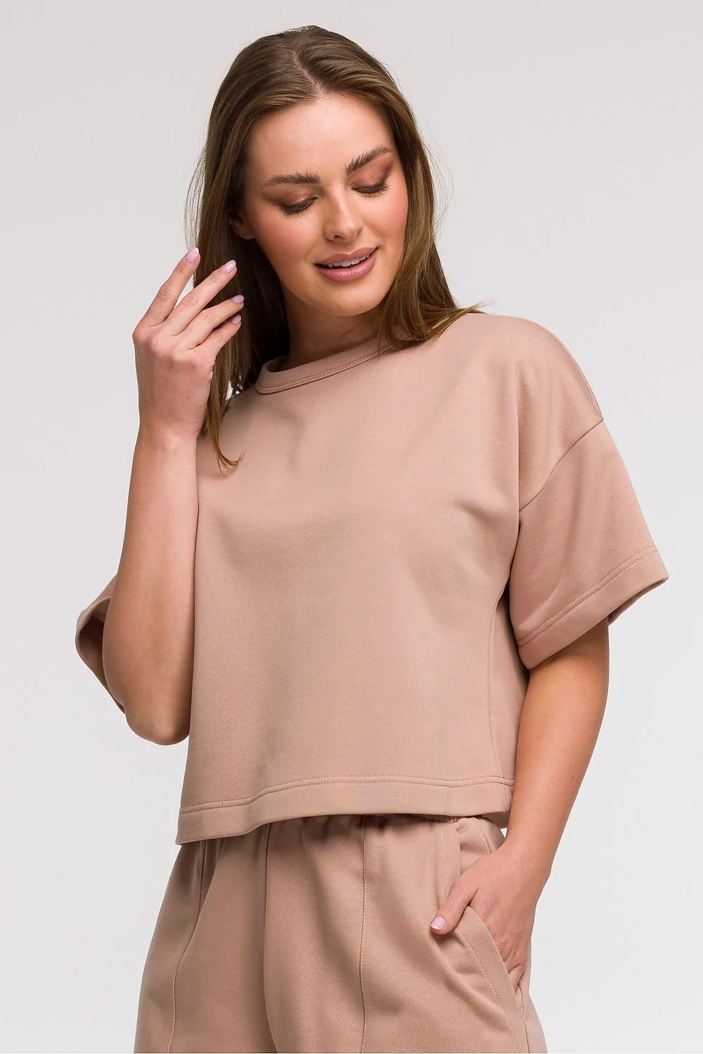 Ensemble mode femme coordonné haut et bas beige matière douce coupe ample style minimaliste manches courtes larges taille élastique pantalon large poches latérales