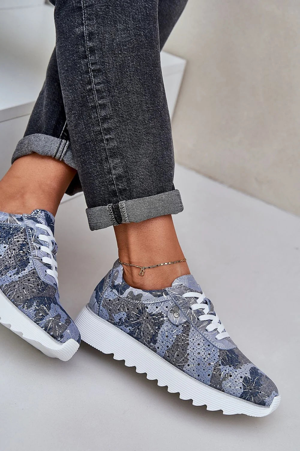 Chaussures de sport modernes pour femmes design élégant floral abstrait bleu gris tige perforée semelle pailletée confort durabilité