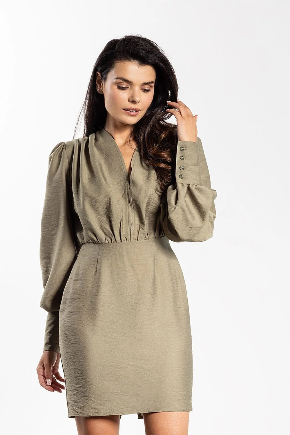 robe mini cocktail kaki olive élégante col décolleté plongeant buste froncé taille haute cintrée plis manches bouffantes poignets boutons satinée