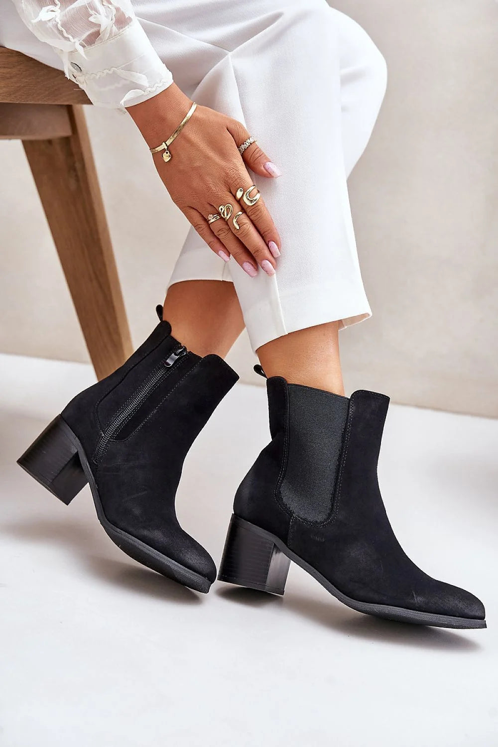 Bottines Chelsea pour femmes en suédine écologique noir talon carré 5 cm élastique latéral fermeture éclair discrète coupe ajustée cheville élégance moderne