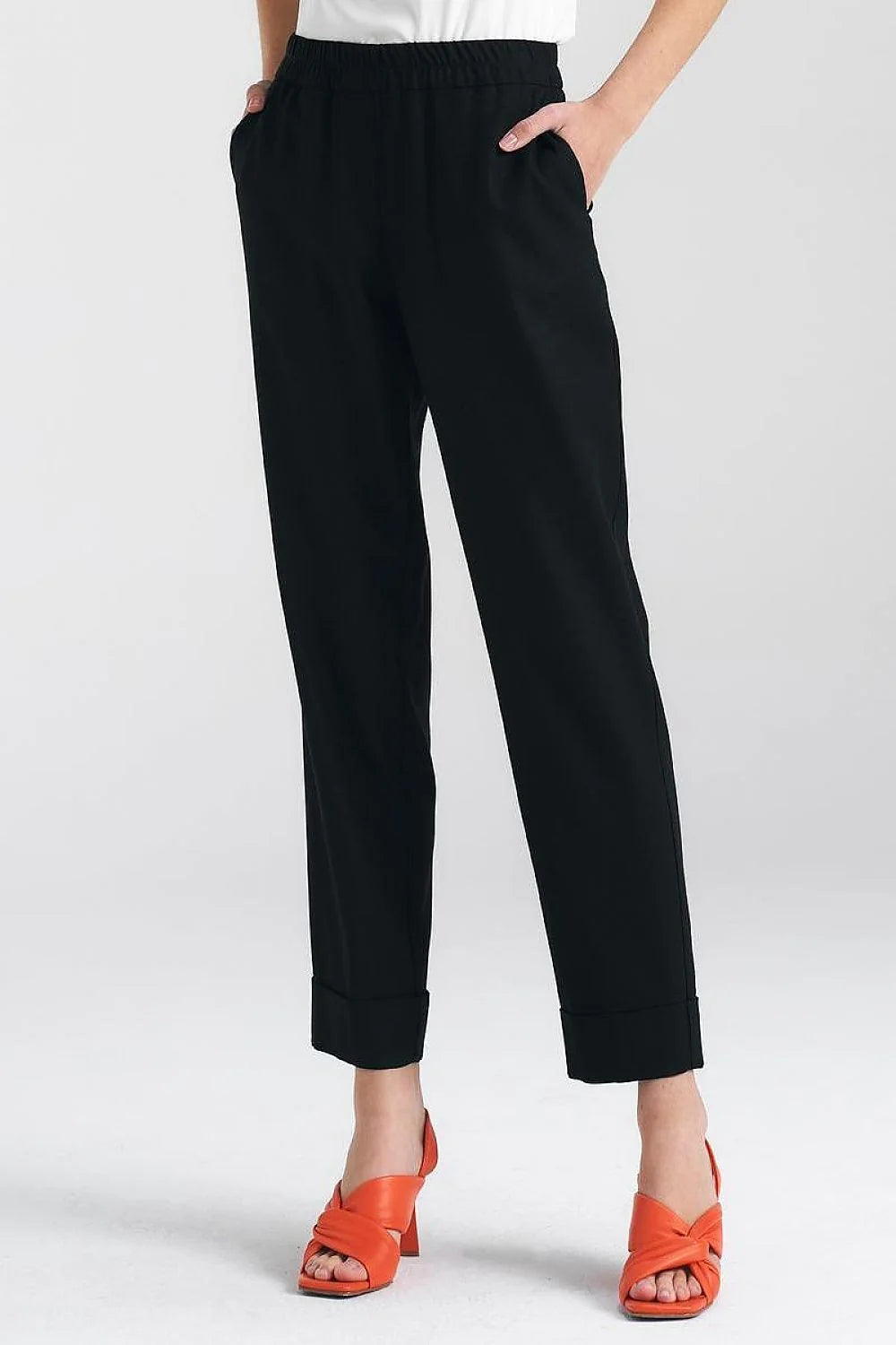 Pantalon femme style casual couleur noir coupe droite taille élastiquée poches latérales ourlet replié matière coton polyester sandales orange