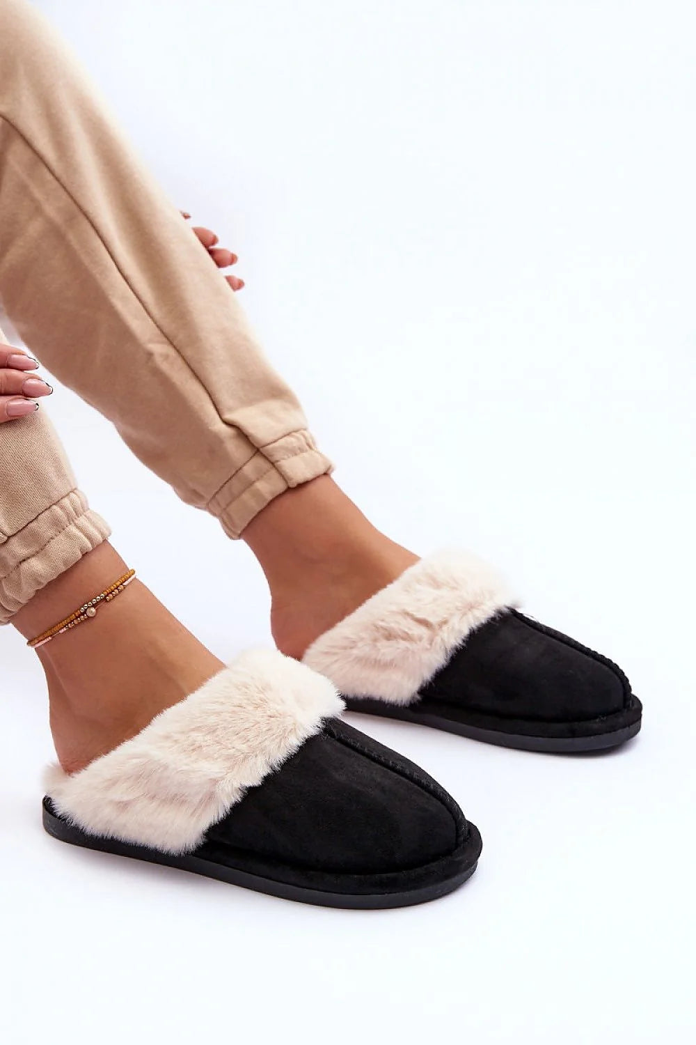 pantoufles femmes élégantes confortables suédine noire fourrure beige clair style casual intérieur extérieur talon plat semelle antidérapante durable