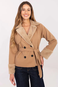 manteau court femme camel caban lainage chaud structuré cintré taille ceinture nouée double boutonnage boutons noirs col fourrure poignets doublé