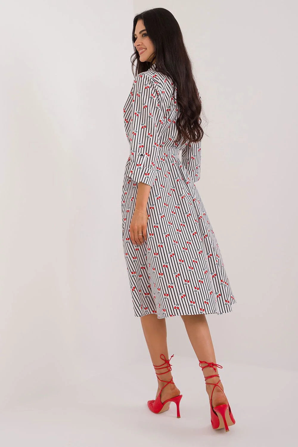 Robe de jour chic moderne longueur midi chemisier col classique manches 3/4 amples rayures noires blanches cerises rouges ceinture assortie polyester élasthanne polyvalente femmes