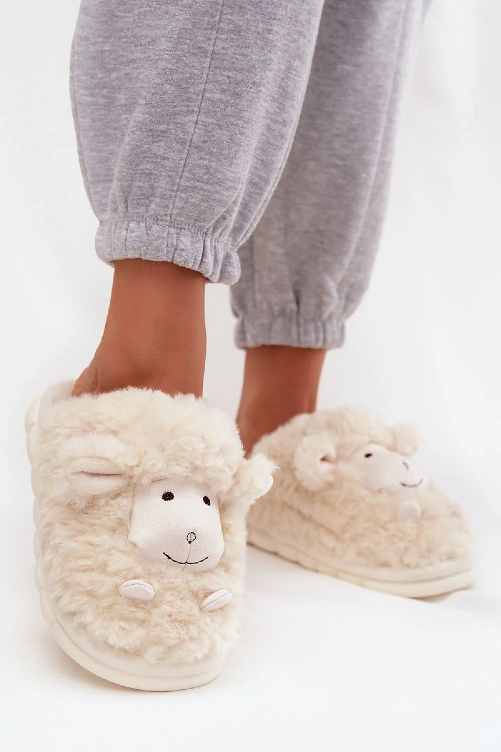 chaussons femme fausse fourrure beige crème mouton brodé visage oreilles relief pelucheux doublés semelle épaisse rembourrée antidérapante confortable