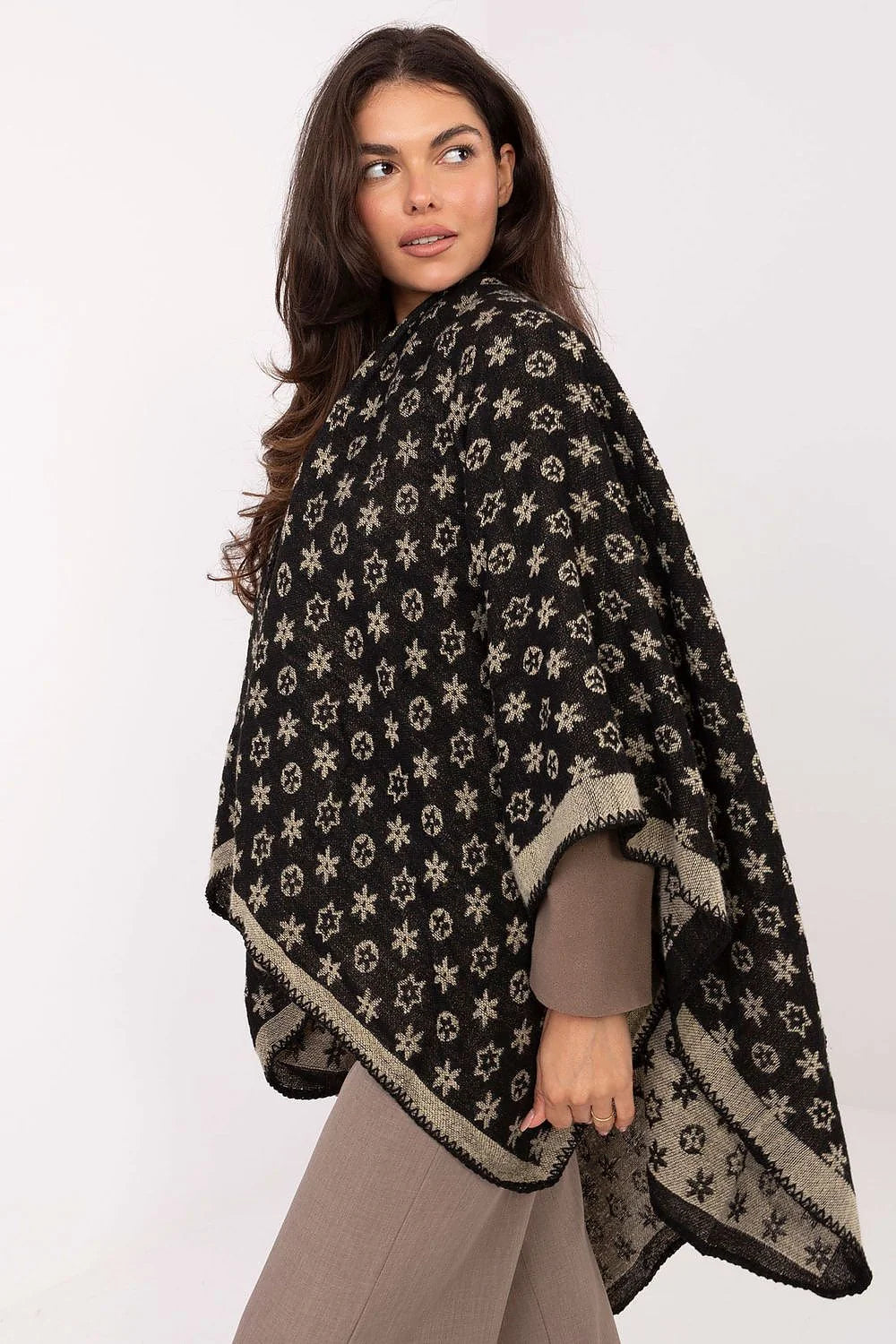 poncho réversible jacquard maille noir beige motifs étoiles oversize drapé ouverture avant tricot chaud acrylique confortable bohème chic superposer