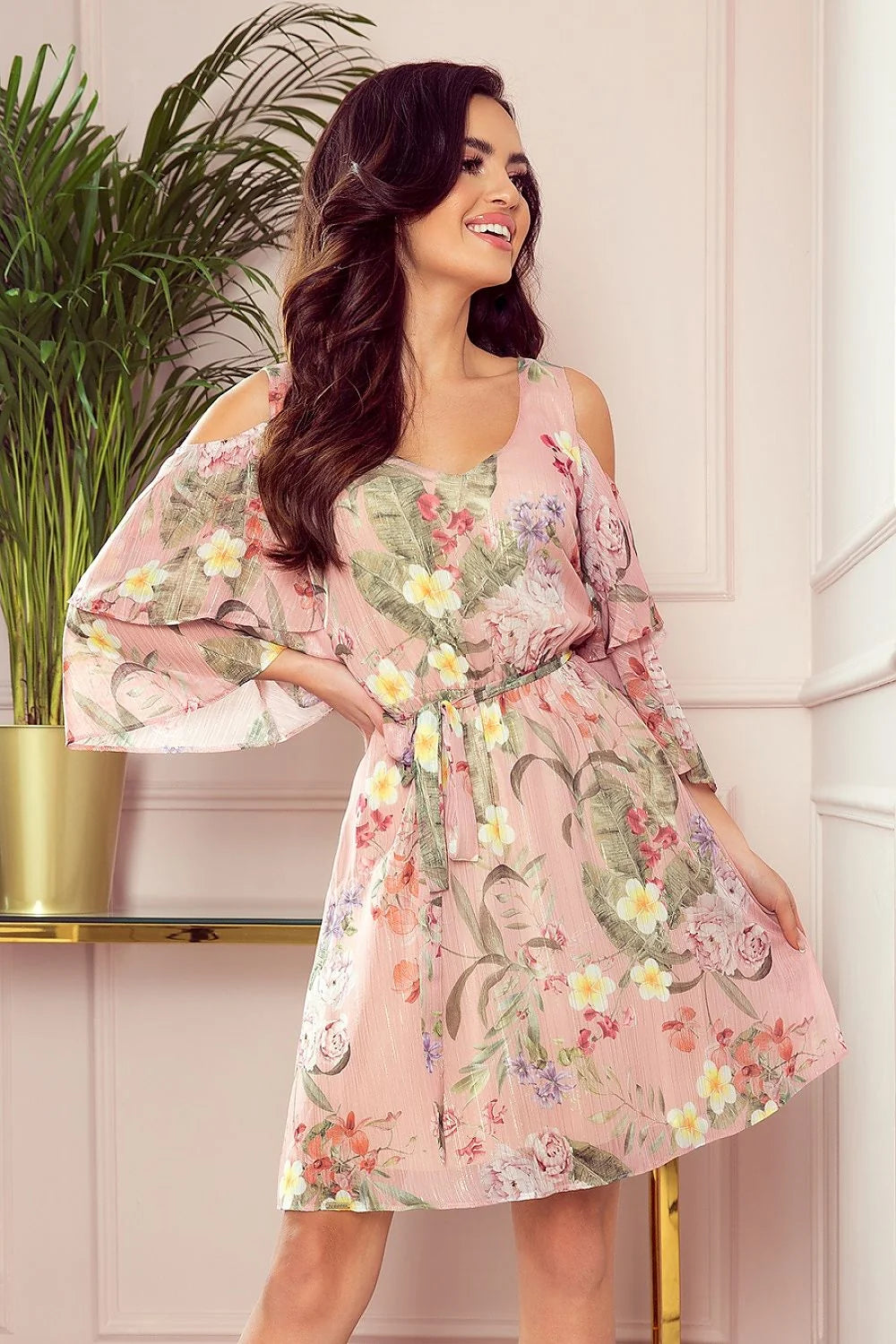 robe cocktail Numoco mousseline florale imprimé rose pastel épaules dénudées manches kimono taille élastique ceinture nouée courte bohème chic
