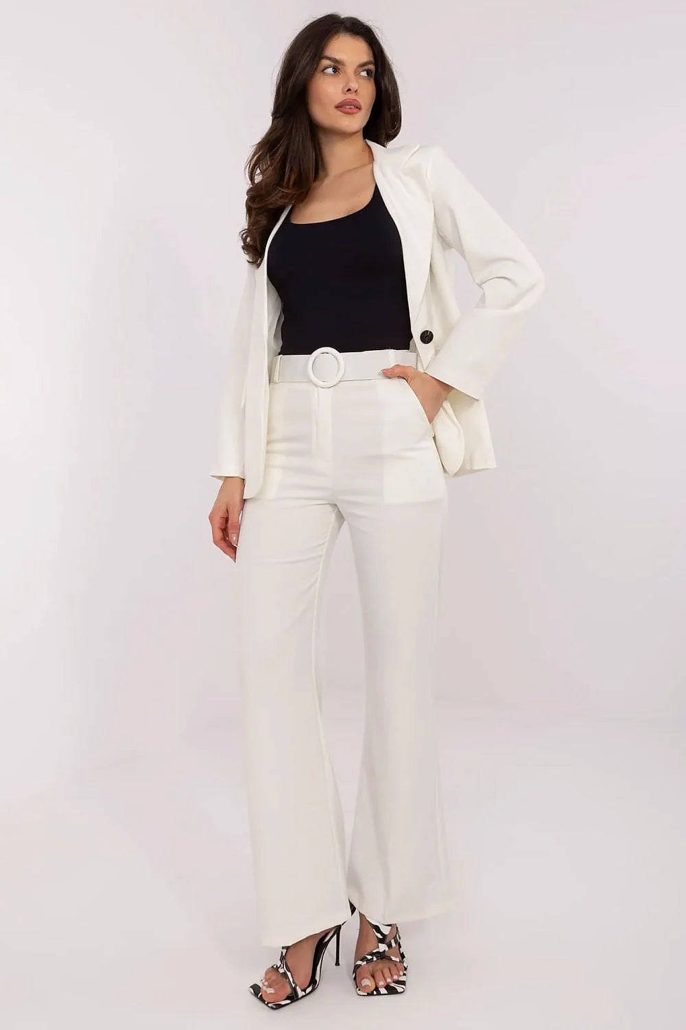 ensemble femme blazer blanc cassé droite structuré manches longues pantalon taille haute jambes larges ceinture boucle assortie haut ajusté noir