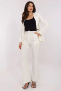 ensemble femme blazer blanc cassé droite structuré manches longues pantalon taille haute jambes larges ceinture boucle assortie haut ajusté noir