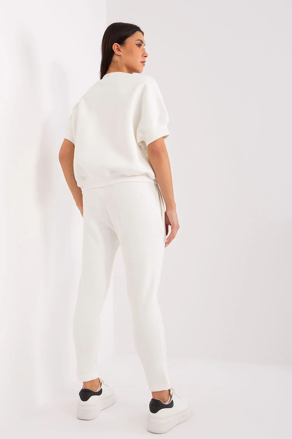 Ensemble femme coton polyester chute hiver style décontracté look monochrome chaussettes blanches mode moderne confort quotidien