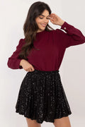 Tenue élégante pour femme, haut bordeaux et jupe paillettes noires, manches longues, look moderne soirée
