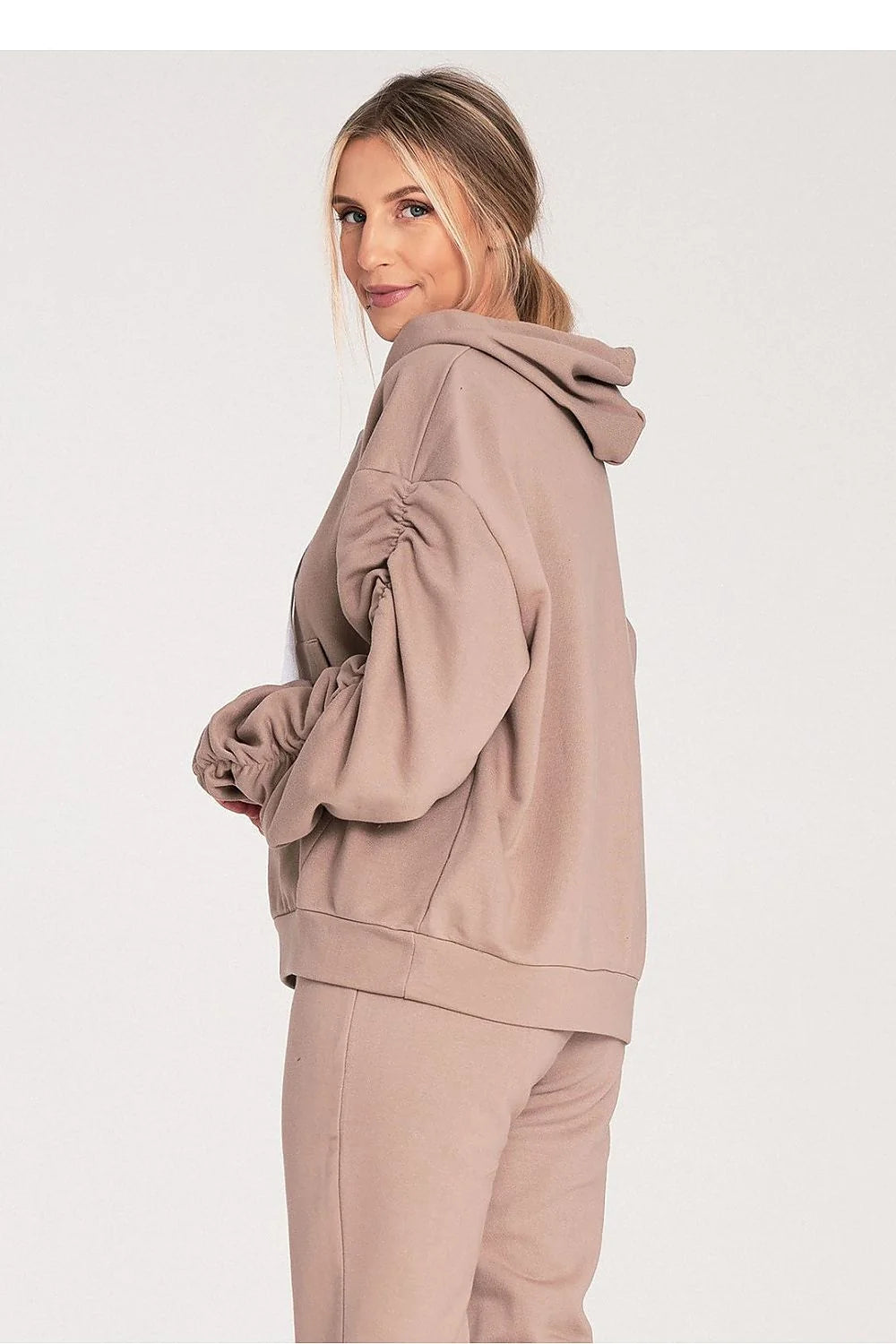 sweatshirt capuche beige taupe femme oversize molleton doux coton poche kangourou manches froncées bouffantes épaules tombantes poignets élastiqués cordons blancs