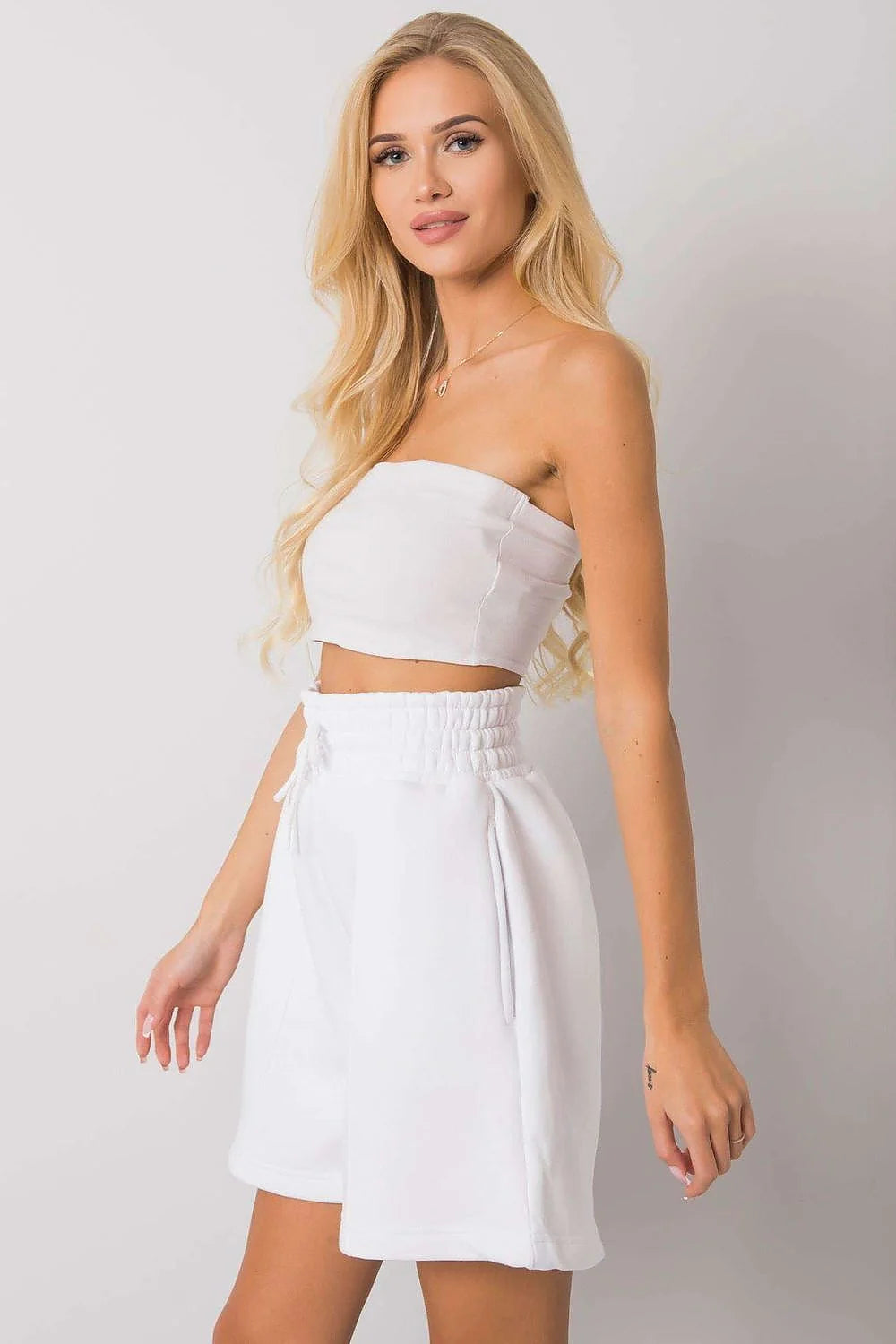 Shorts femme hautes élastiques coton blanc minimaliste poches latérales été 2023