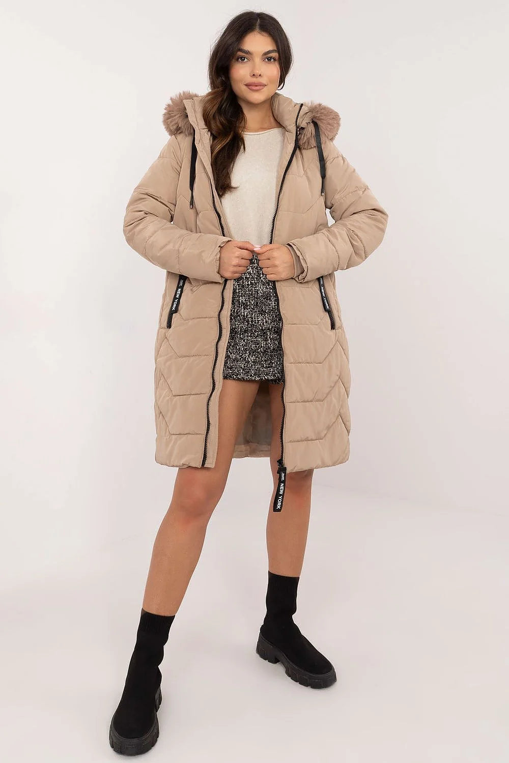 Manteau d'hiver matelassé pour femme en polyester, beige, capuche fourrure, fermeture éclair New York, poches latérales, coupe ajustée, longueur au-dessus du genou, style urbain, protection contre le froid