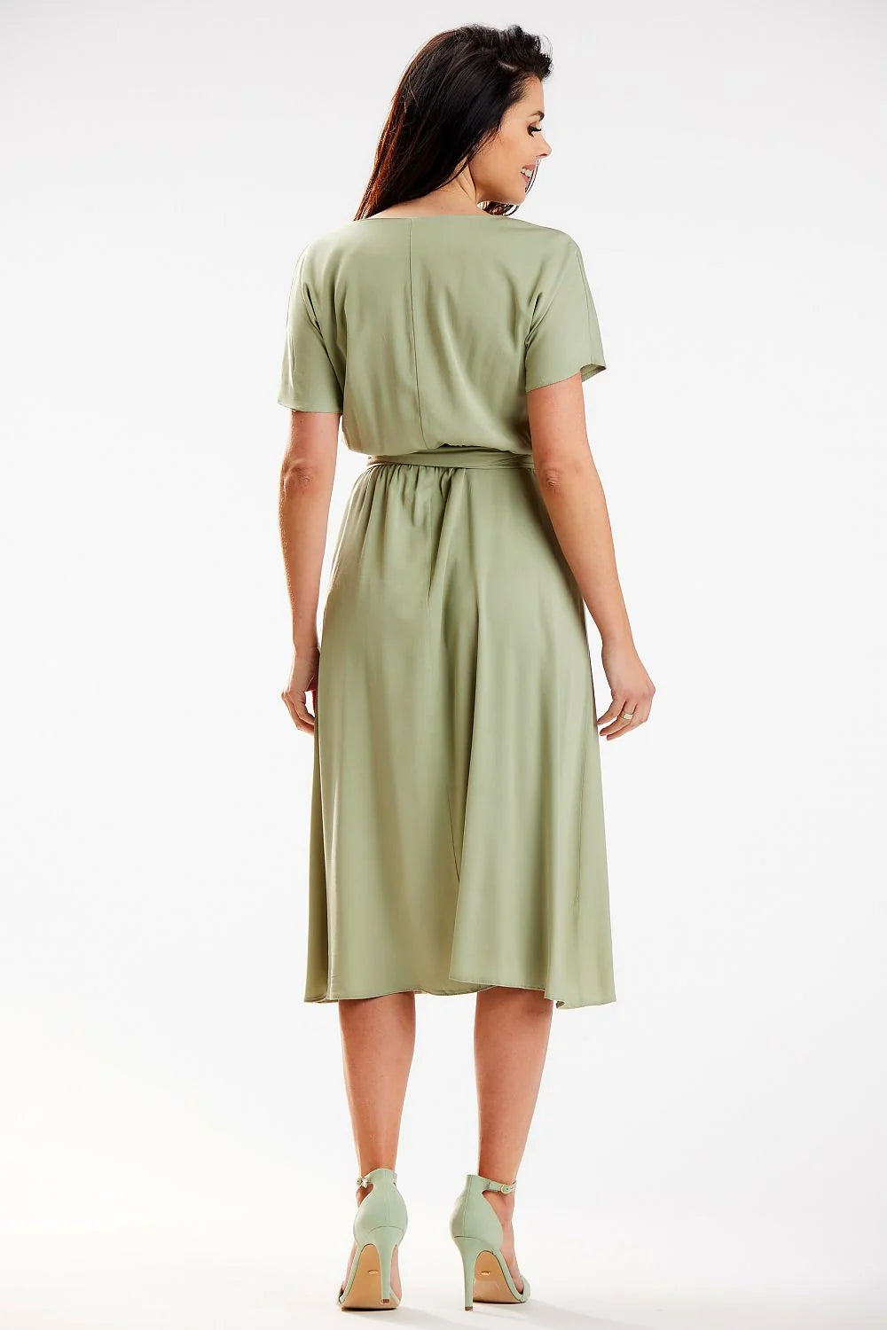 Robe de jour moderne élégante longueur midi manches courtes encolure ronde vert sauge viscose polyester ceinture à nouer femme