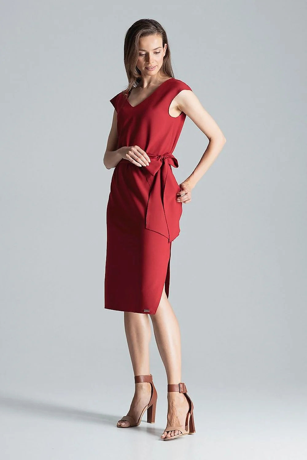 robe midi bordeaux polyester fluide mate nondoublée colV ceinture asymétrique fente manches courtes fourreau ajustée élégante chic contemporaine