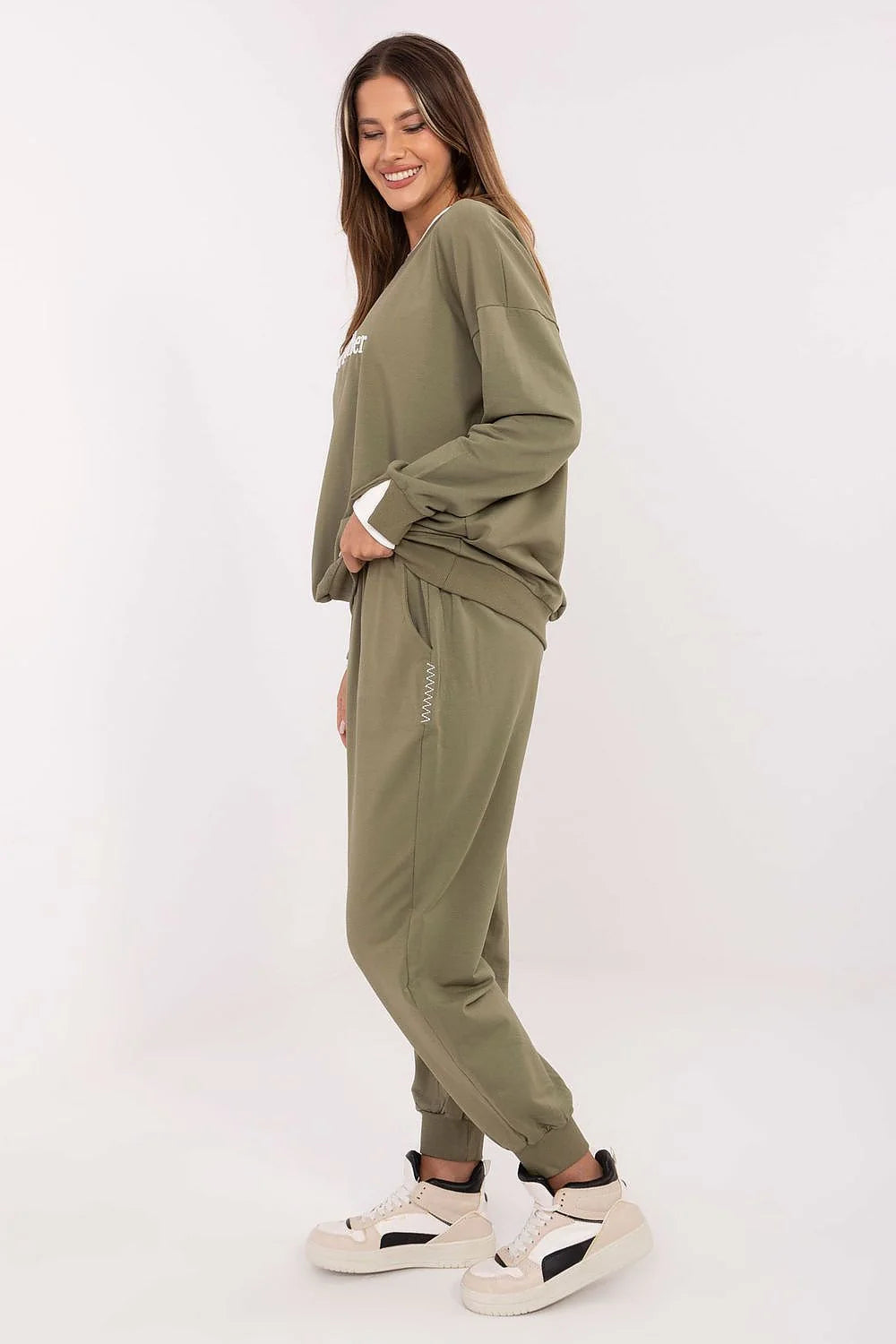 ensemble survêtement femme jogging kaki olive oversize molleton jersey doux confortable sweat broderies slogan taille haute poches latérales poignets élastiques