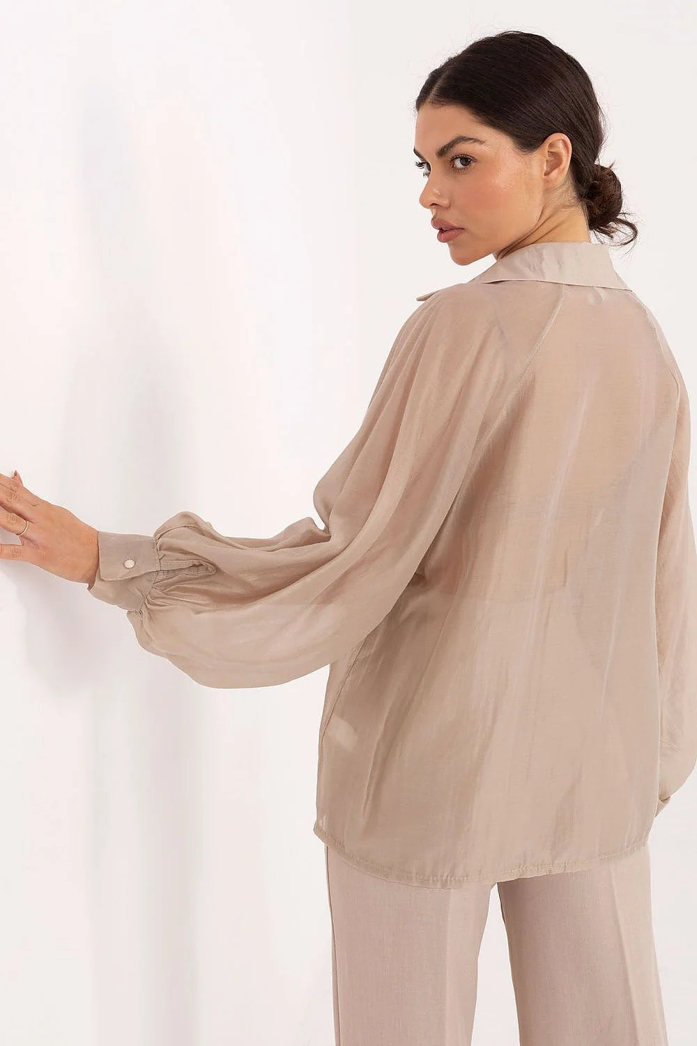 chemise femme transparente voile beige nude coupe courte ample col traditionnel boutons assortis manches bouffantes longues poignets froncés tencel polyester