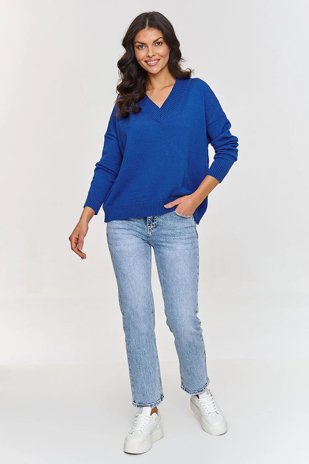 Pull femme style casual couleur bleu vif maille douce col V manches longues coupe ample
