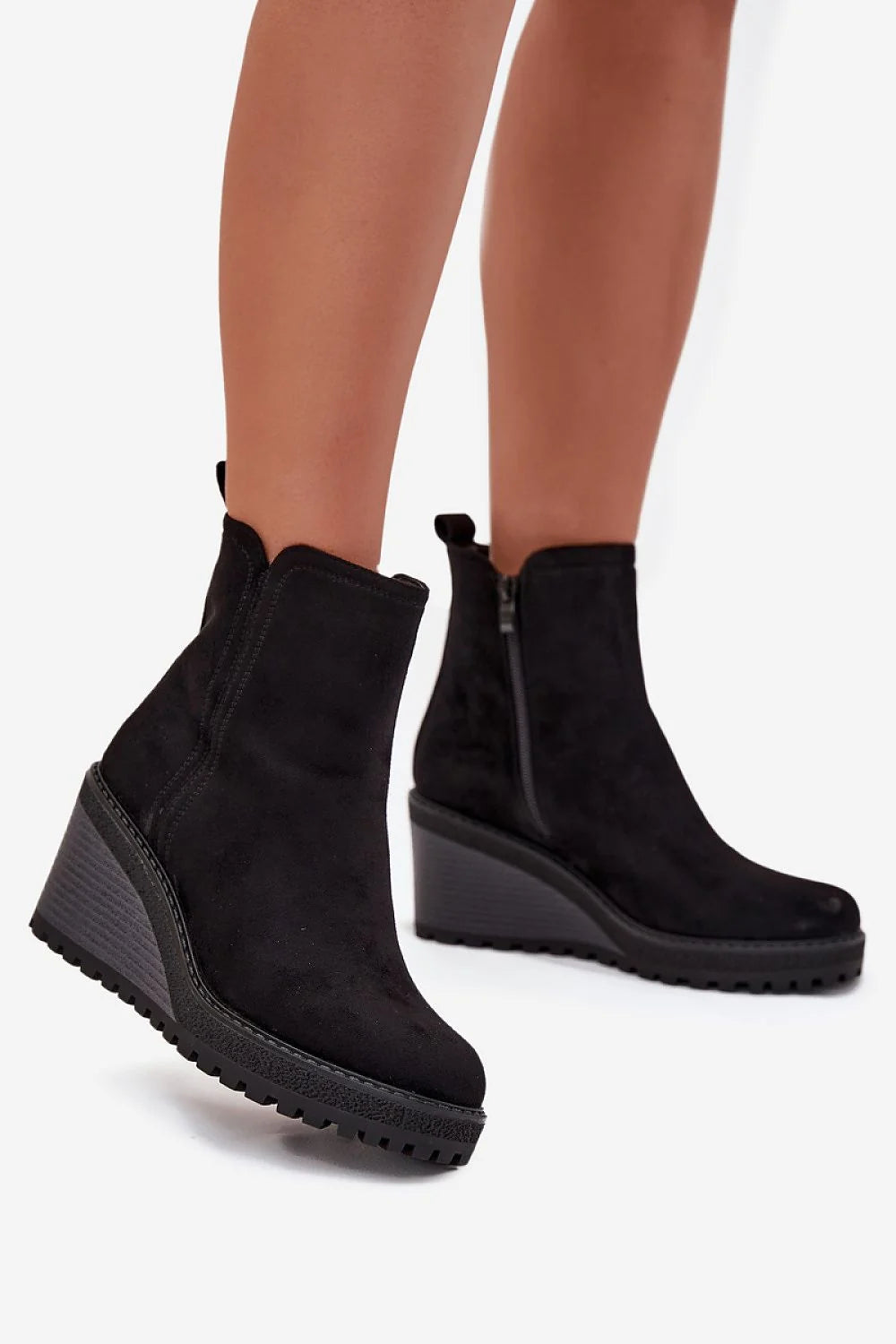 bottines suédine noires cheville talon compensé 8cm plateforme semelle crantée antidérapante doublure fourrure synthétique fermeture éclair patte arrière maintien confortable