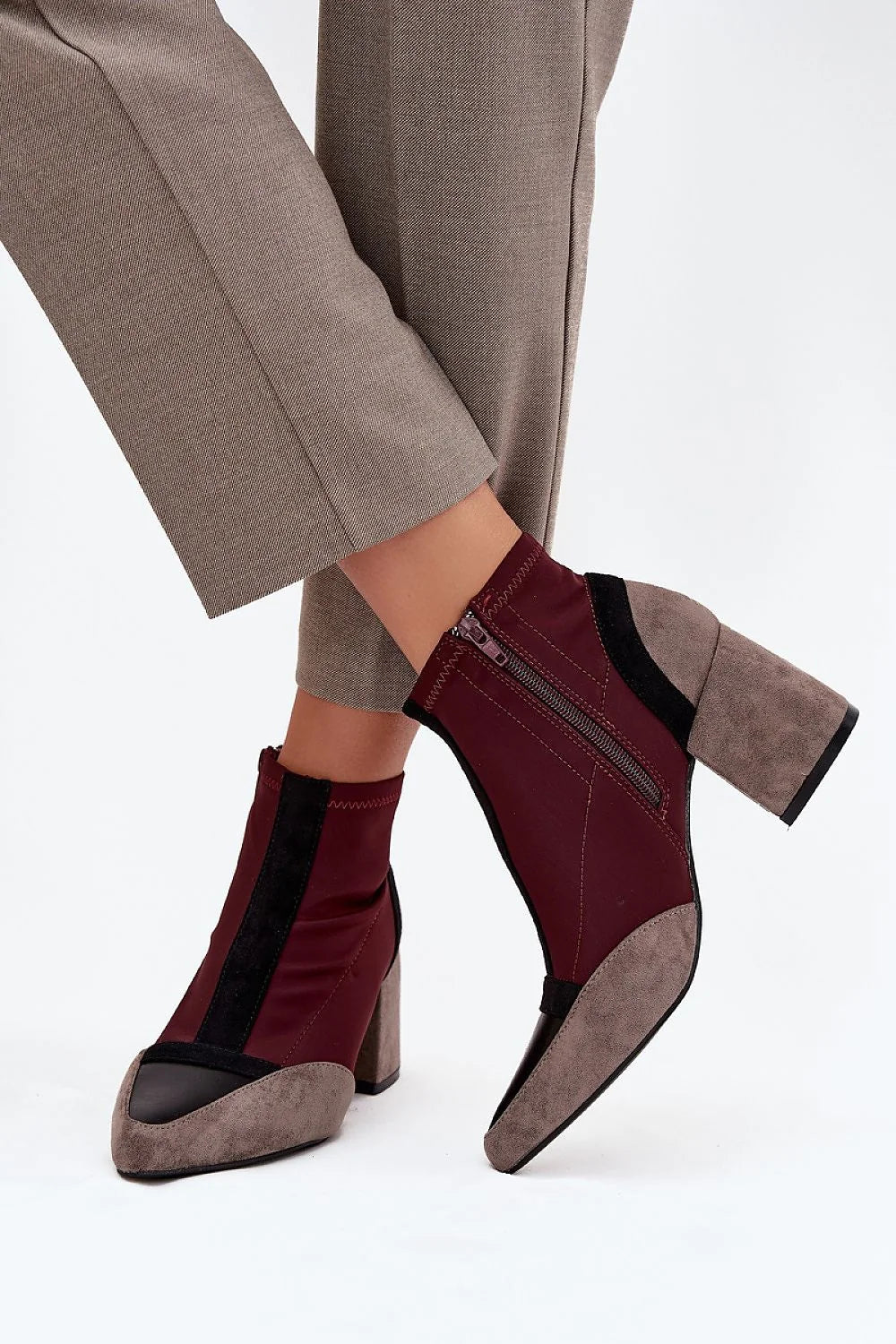 bottines femme talon bloc massif stable confortable hauteur cheville bout pointu affiné bimatière bordeaux suedine taupe galon noir fermeture laterale
