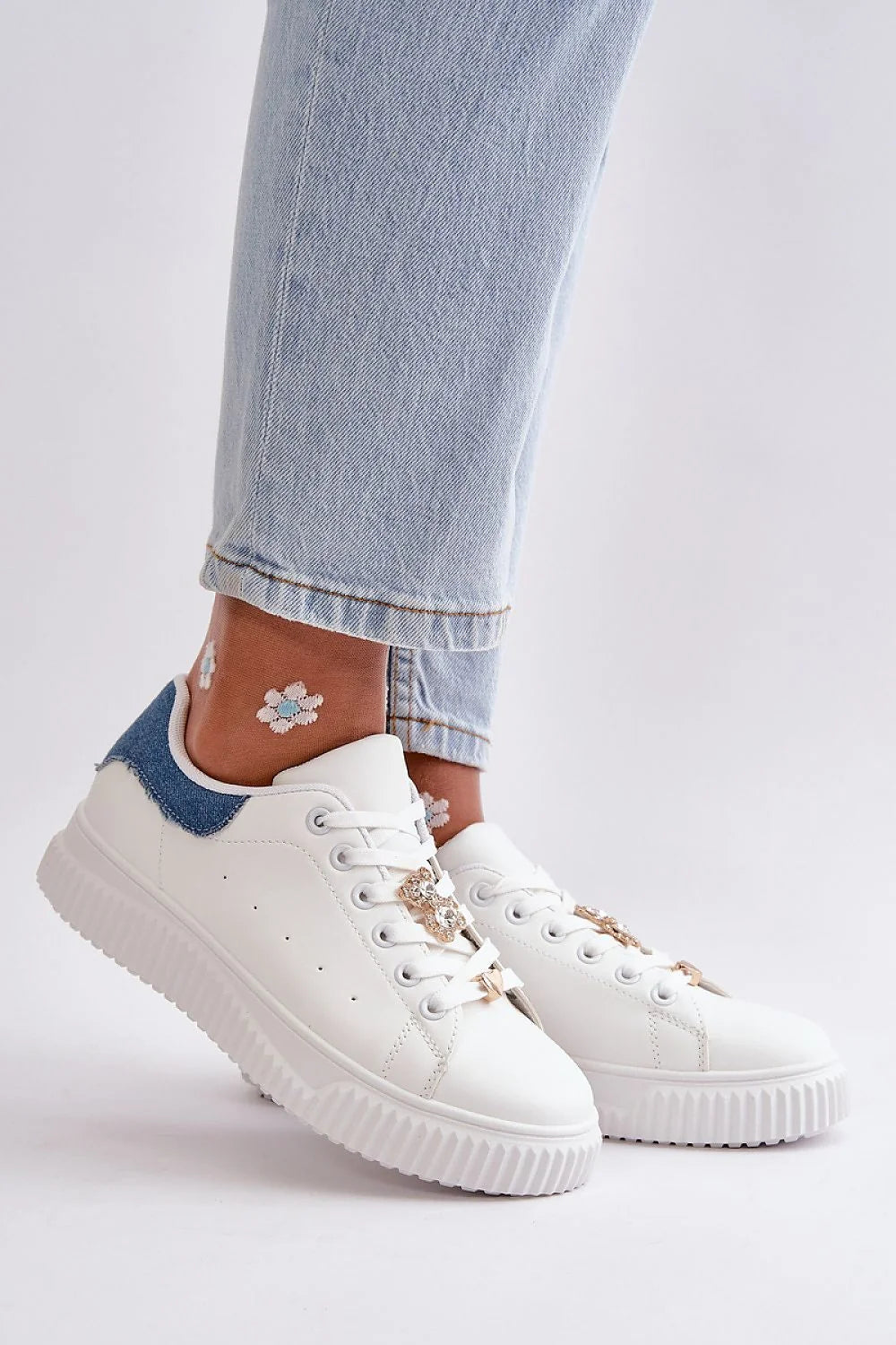 Baskets basses pour femmes style moderne épuré cuir synthétique blanc talons denim bleu lacets blancs semelle épaisse détails fleuris métalliques confort quotidien