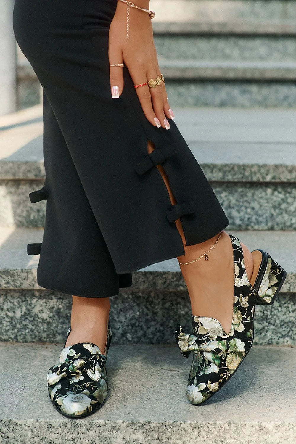 escarpins slingbacks femme talons bas carrés brocart jacquard noir floral crème doré satiné velouté bout pointu bride ouverte nœud décoratif