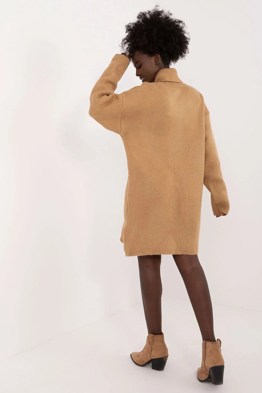 Robe-pull femme design minimaliste beige caramel matériau doux manches longues coupe oversize occasion quotidienne