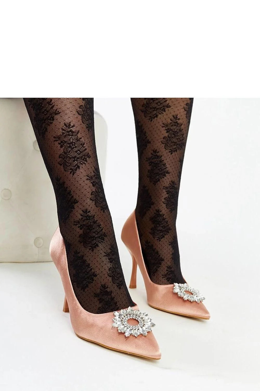 escarpins talons aiguilles satin beige zircons clemente bout pointu confort élégant sophistiqué soirée ete collants résille noirs motif baroque dentelle
