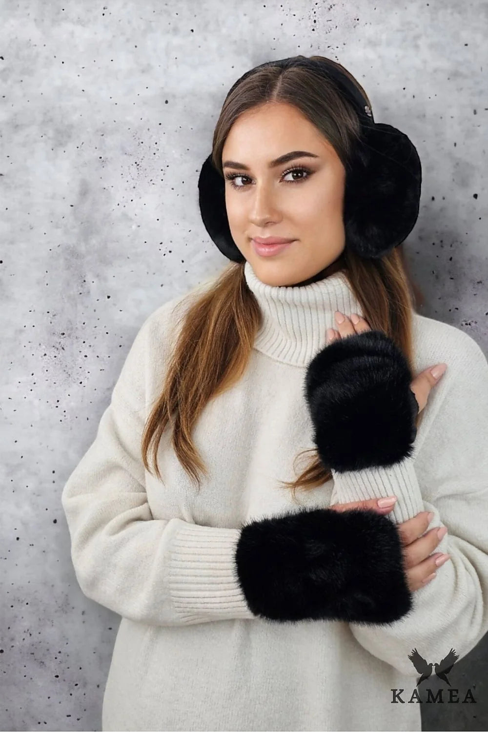 Cache-oreilles fourrure noire, mitaines maille crème, pull col roulé oversize hiver femme